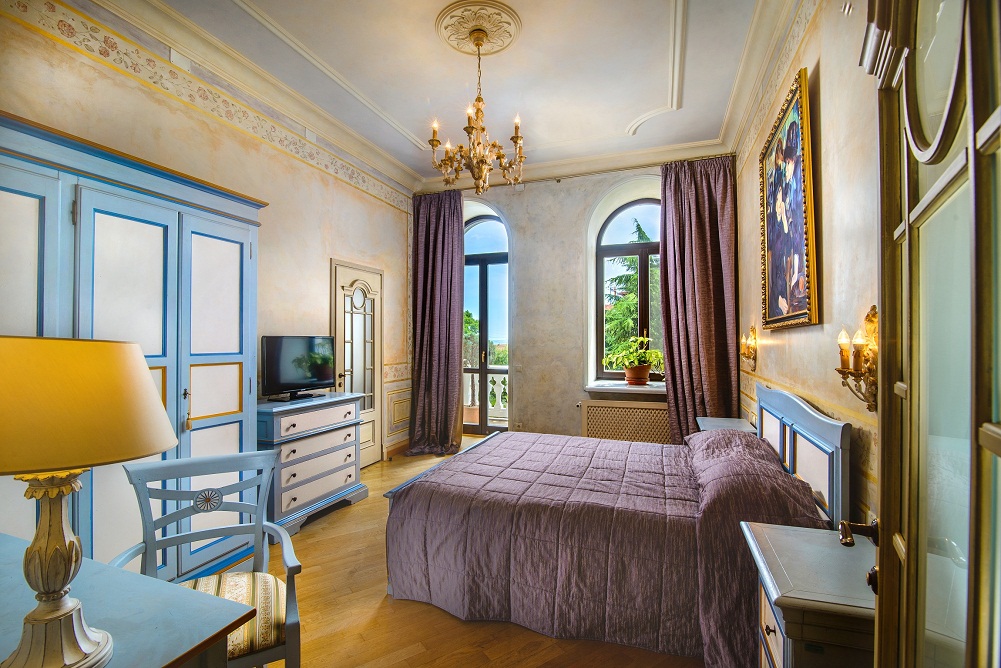 One of the sumptuous rooms of Villa Elena